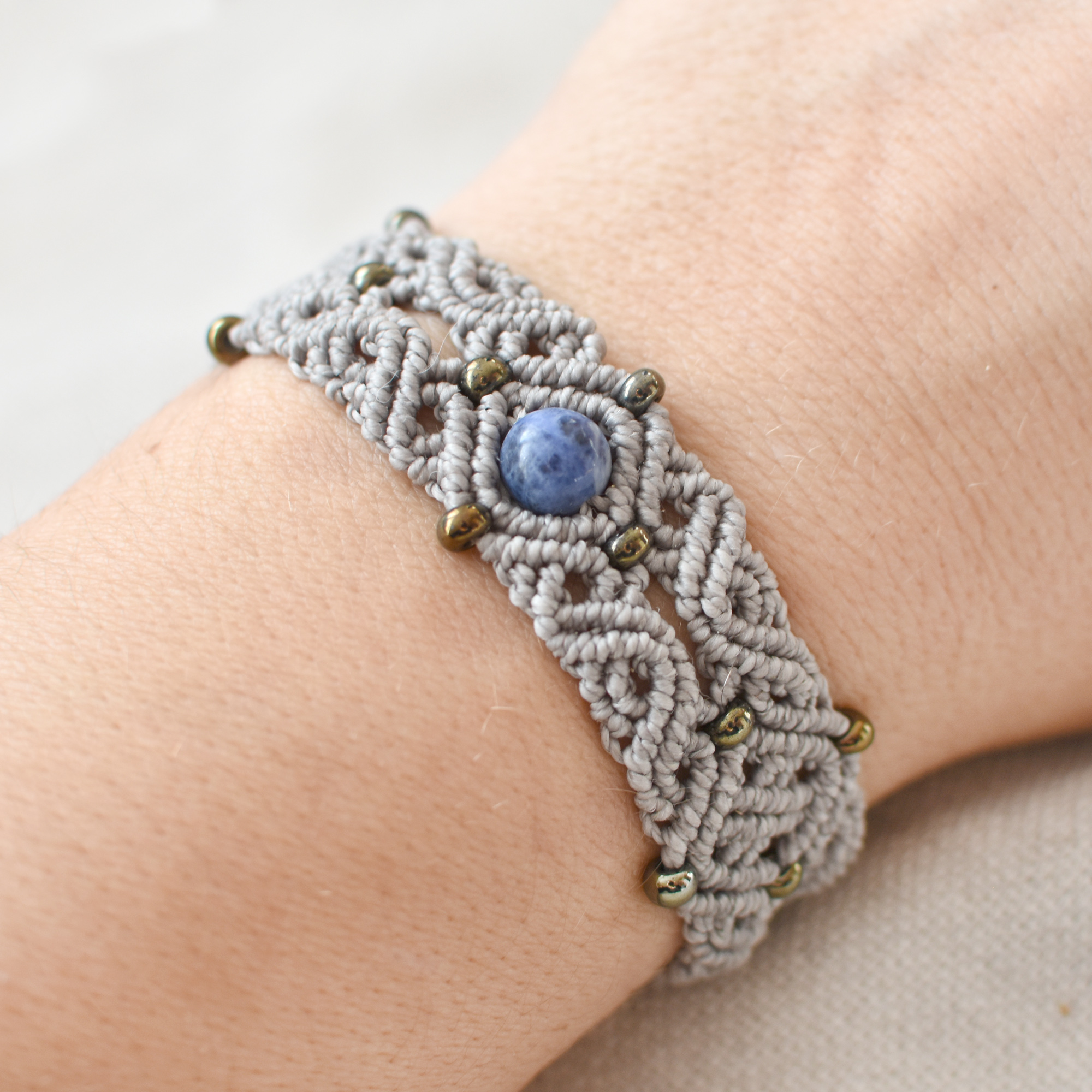 Šedý náramek s lapis lazuli